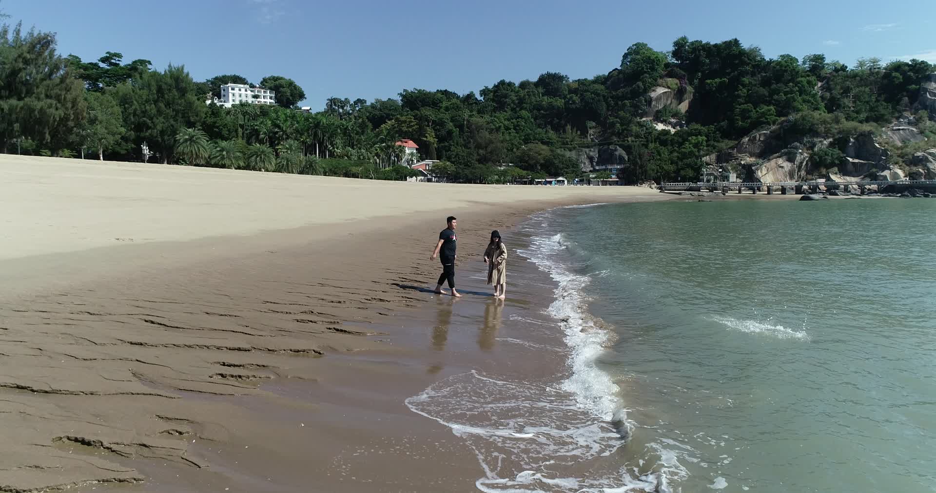 航拍厦门市海滩视频视频的预览图