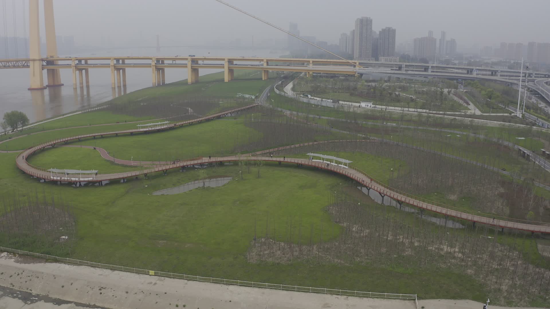 武汉洪山白沙洲江滩公园航拍视频视频的预览图