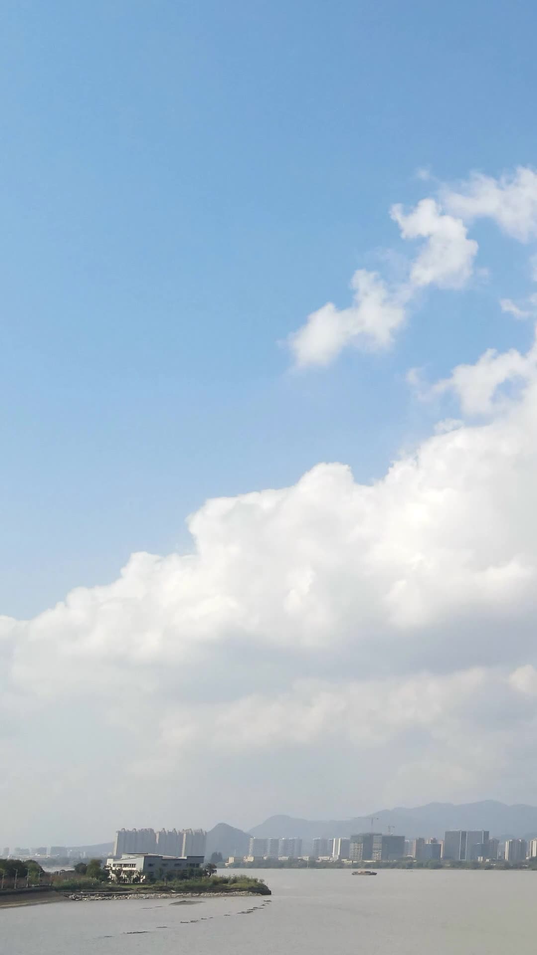 天空空境蓝天白云延时摄影视频的预览图