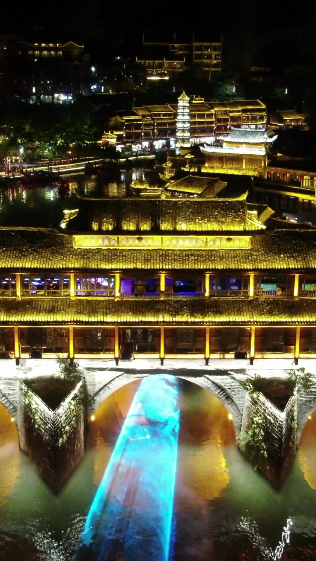 航拍神秘湘西凤凰古城4A景区夜景视频的预览图