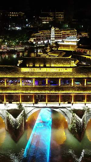 航拍神秘湘西凤凰古城4A景区夜景视频的预览图