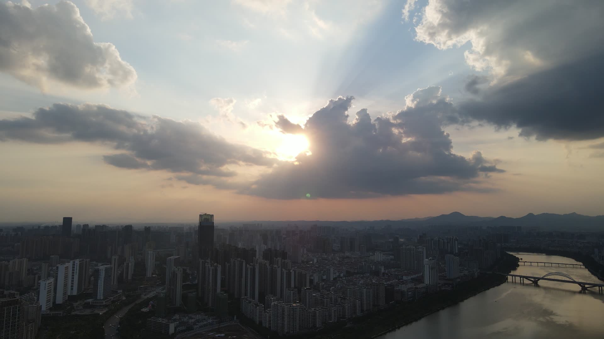 江西赣州城市日落晚霞航拍视频的预览图