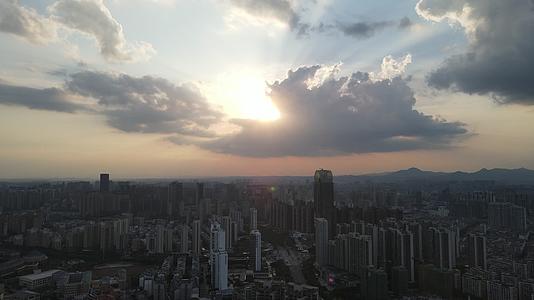 江西赣州城市日落晚霞航拍视频的预览图