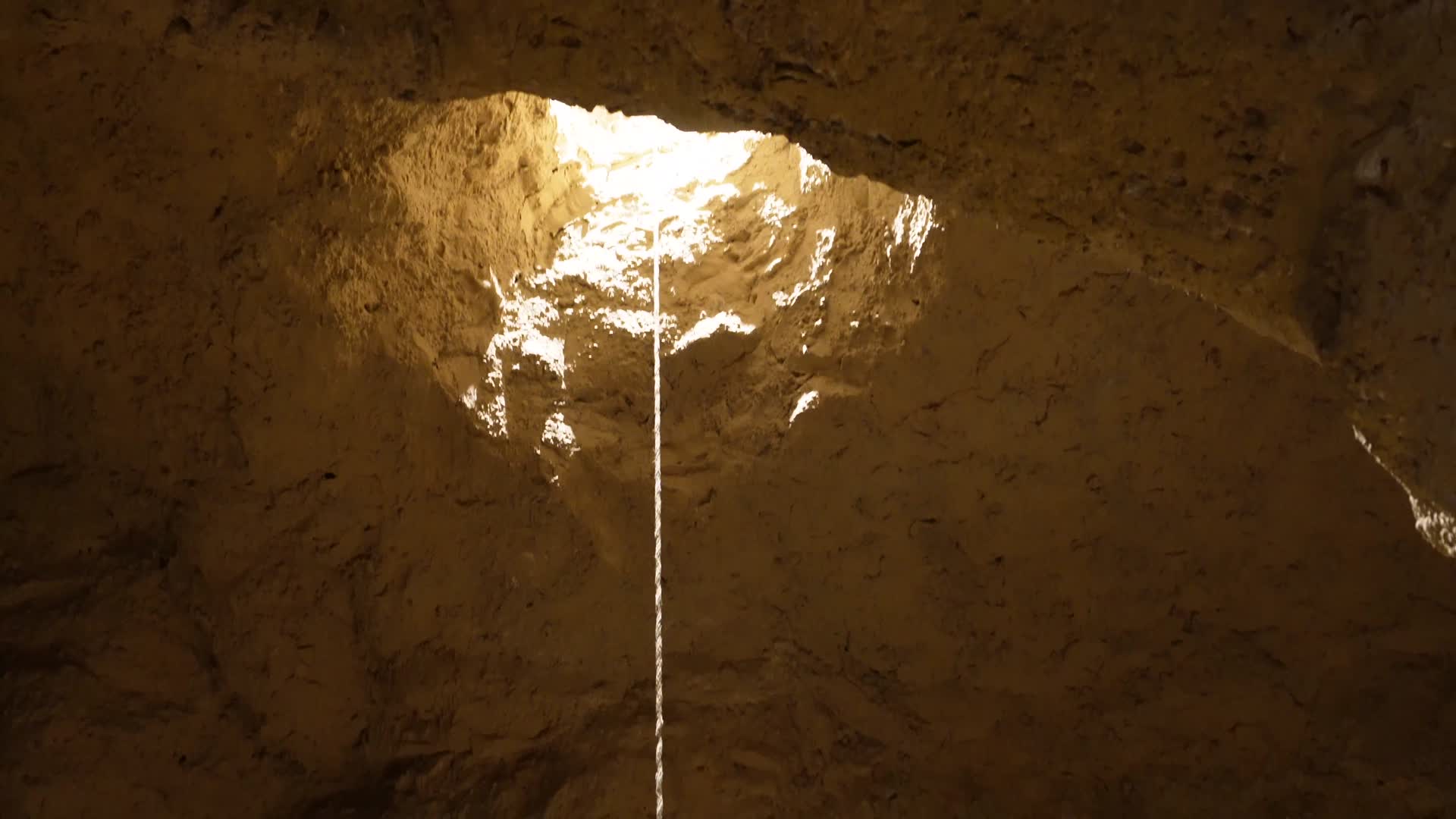 黄土高坡水井干枯干旱取水地窖视频的预览图