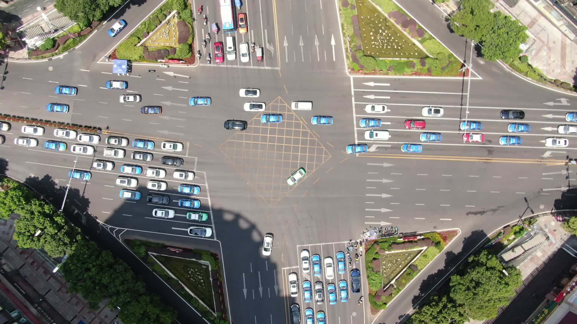 航拍城市十字交叉路口交通车辆行驶视频的预览图