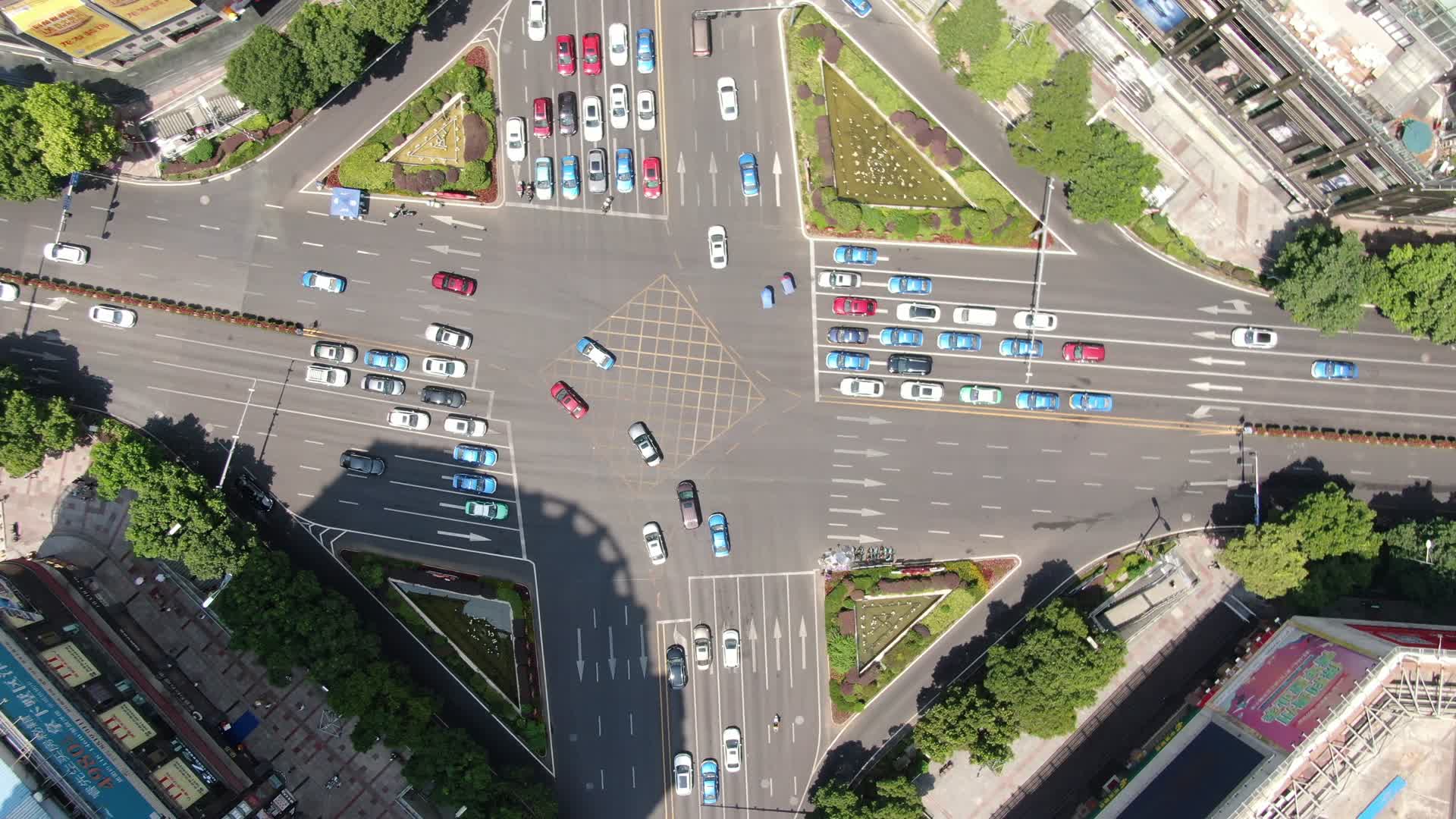 航拍城市十字交叉路口交通车辆行驶视频的预览图