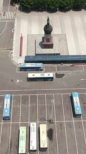 航拍城市公交车停靠处竖屏视频的预览图
