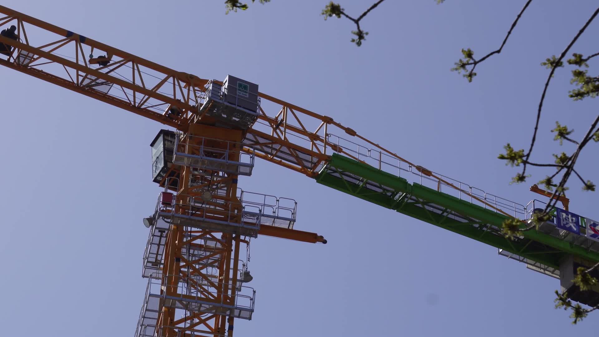 建筑施工工地老吊吊车塔吊视频的预览图
