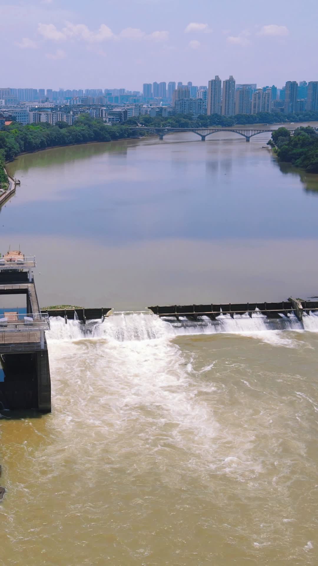 航拍河流堤坝流水竖屏视频的预览图