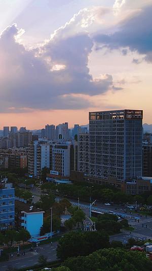 航拍贵州贵阳城市风光竖屏视频的预览图