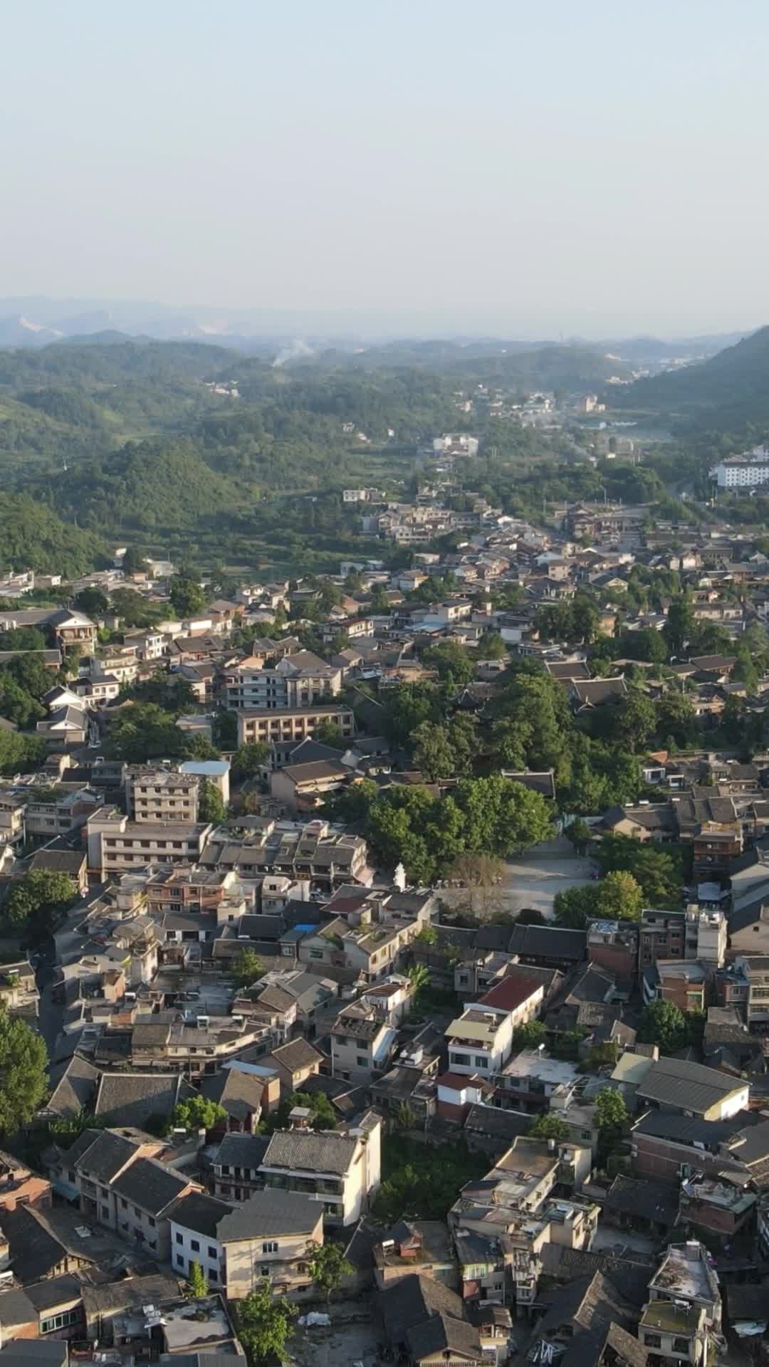 航拍贵州青岩古镇竖屏视频的预览图