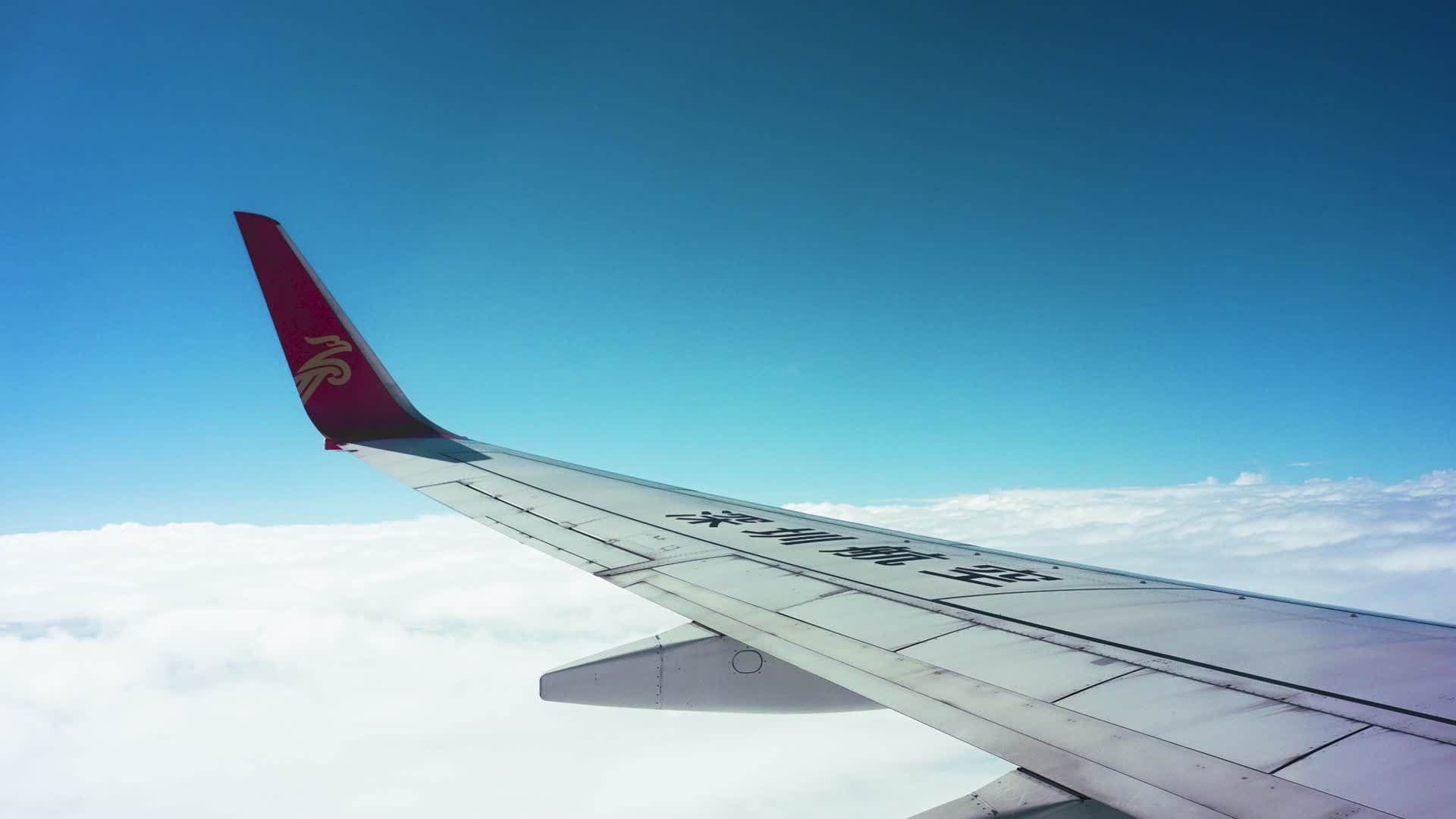 飞机窗口俯瞰云层视频的预览图