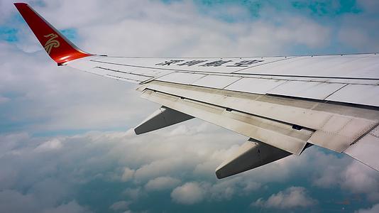 飞机窗口俯瞰云层视频的预览图