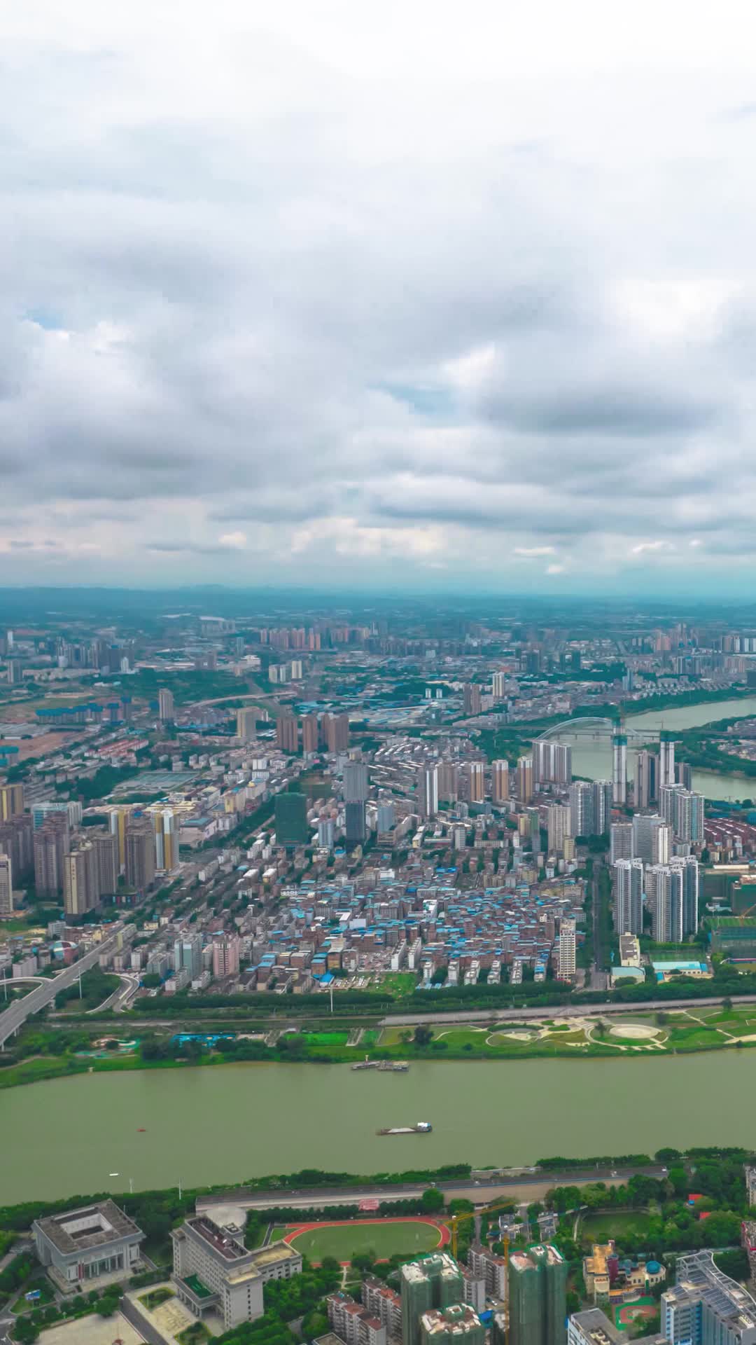 航拍南宁南湖公园城市风光视频的预览图