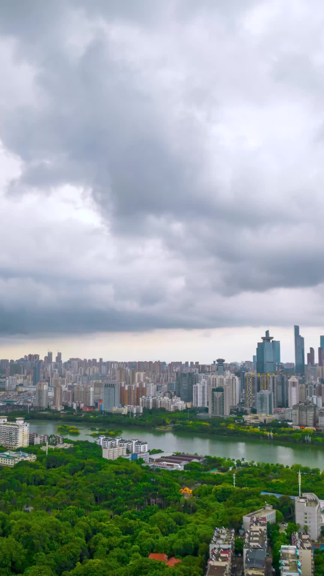 航拍南宁南湖公园城市风光视频的预览图