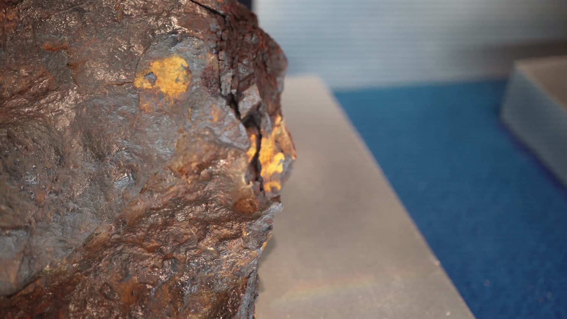 展柜里的矿石标本石材视频的预览图