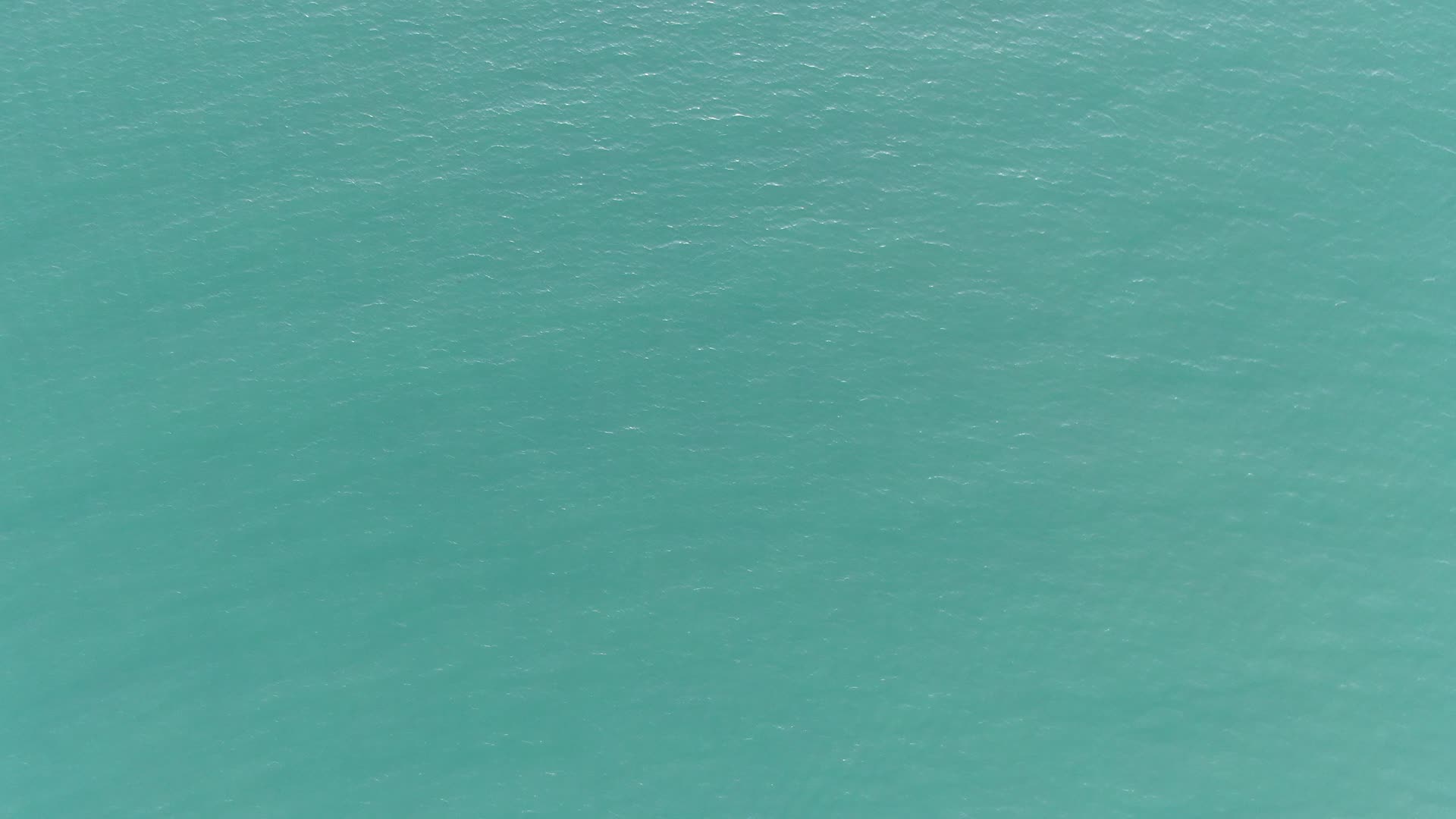 航拍蓝色海洋自然风景视频的预览图