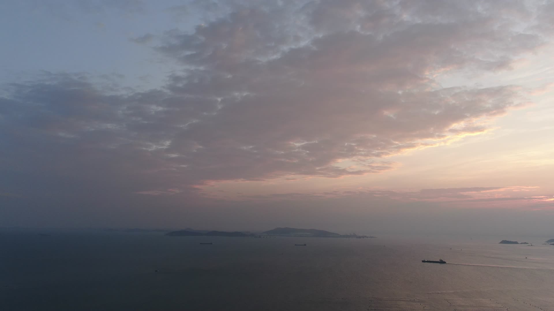 航拍海上日出彩霞视频的预览图