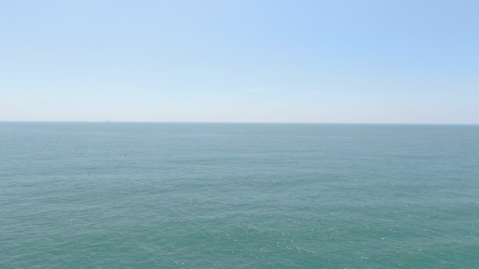 航拍蓝色海洋自然风景视频的预览图