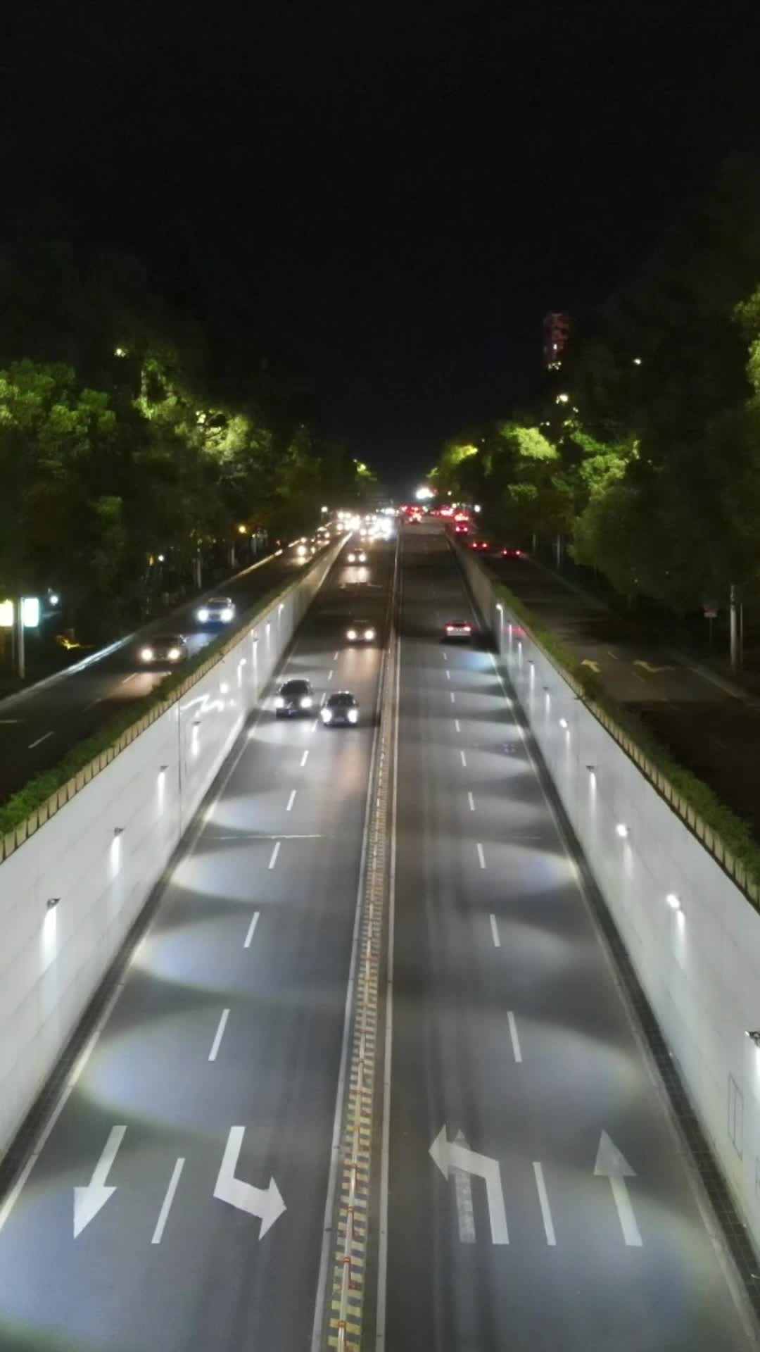 航拍江西赣州城市夜景交通视频的预览图