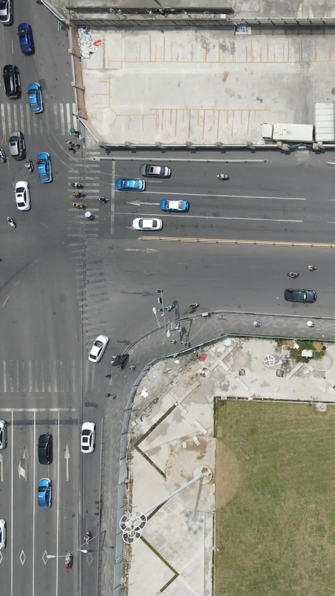 城市交通竖屏航拍视频的预览图