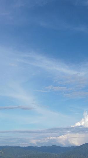 蓝天白云竖屏航拍视频的预览图