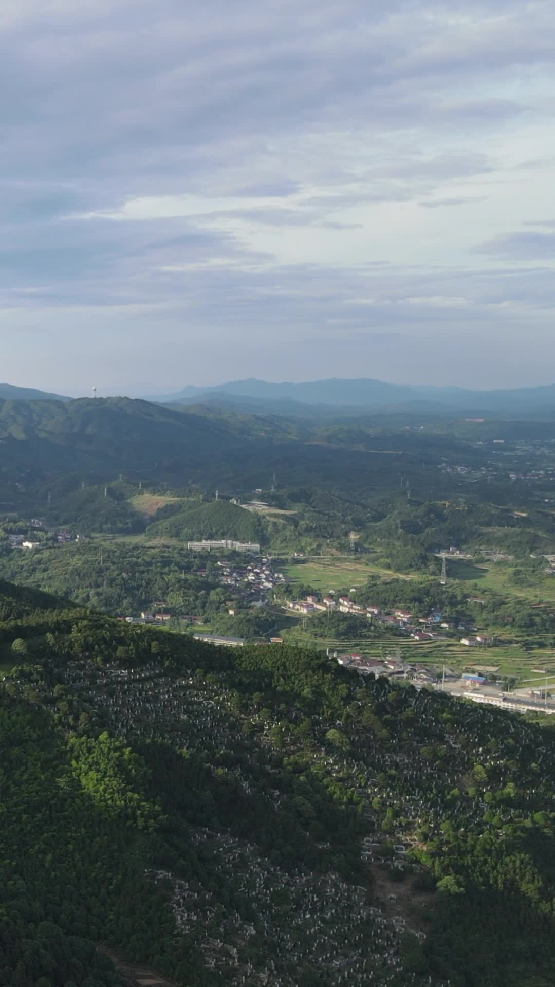 航拍湖南丘陵地貌视频的预览图