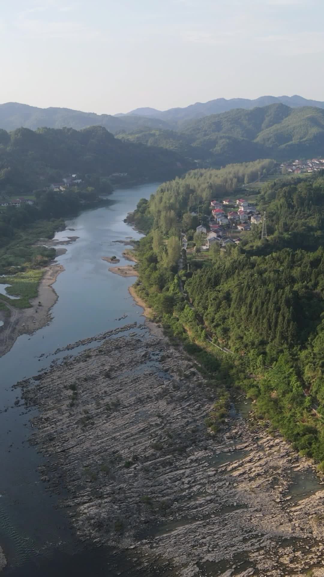 航拍祖国江河自然风景竖屏视频的预览图