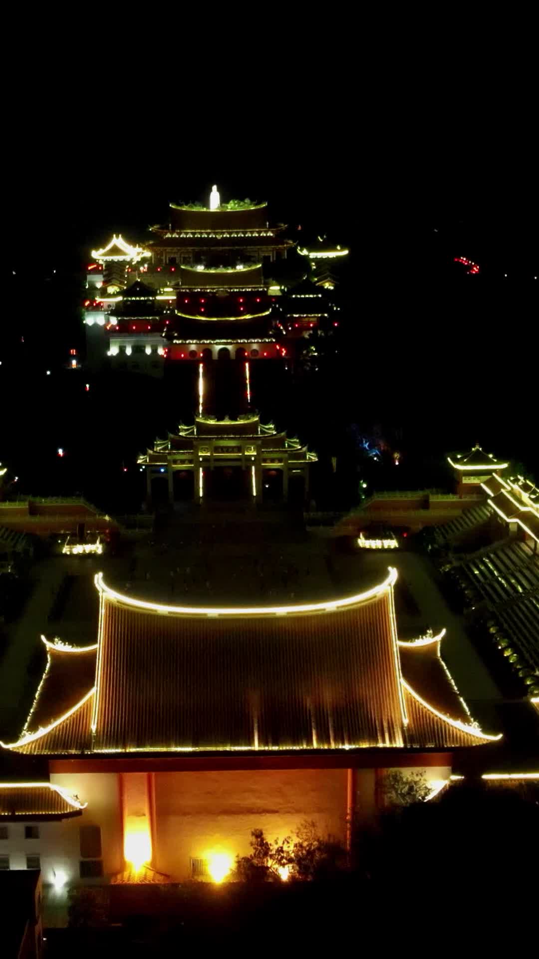 航拍福建莆田湄洲岛妈祖祖庙夜景视频的预览图