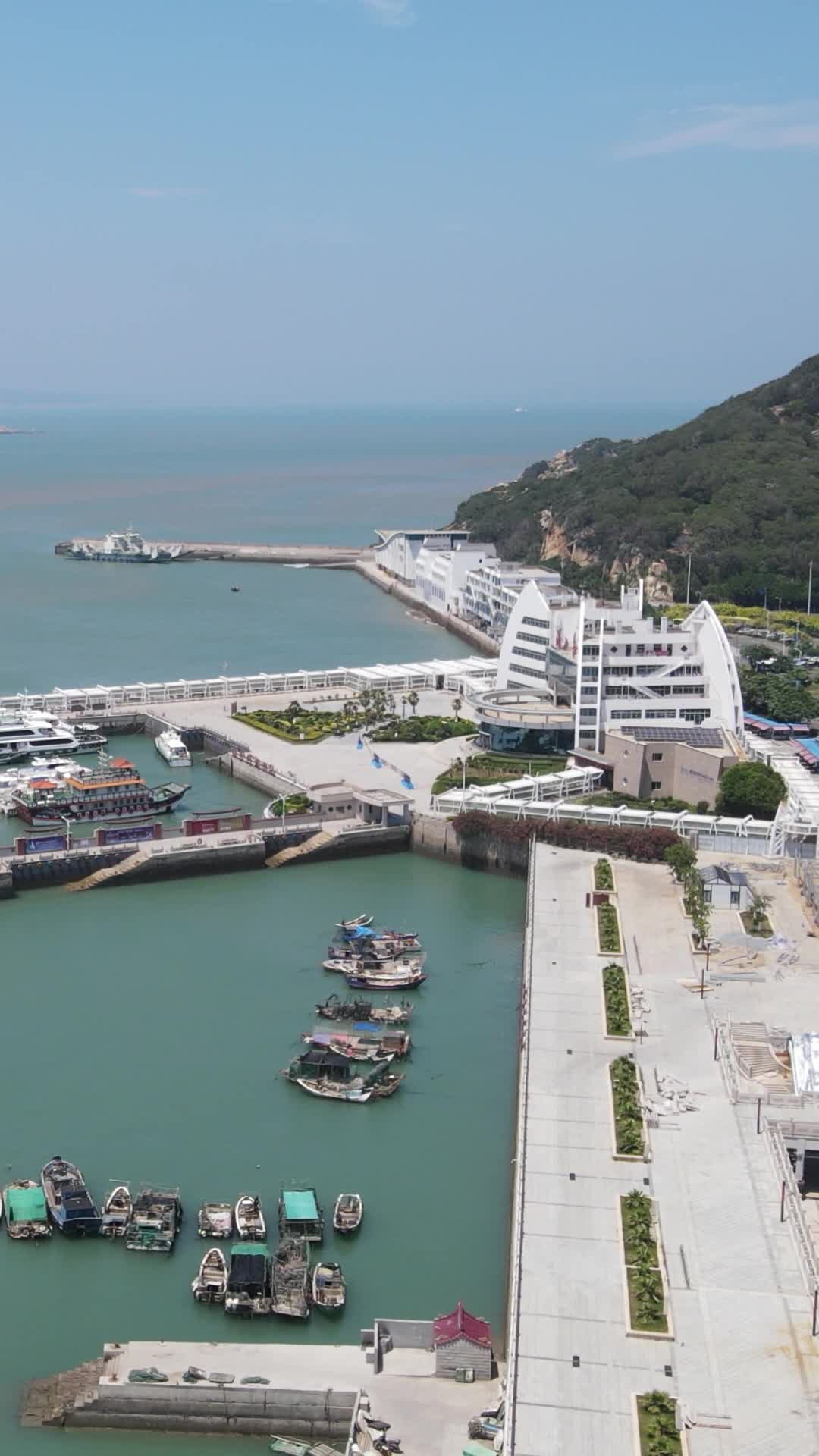 航拍福建莆田湄洲岛码头视频的预览图