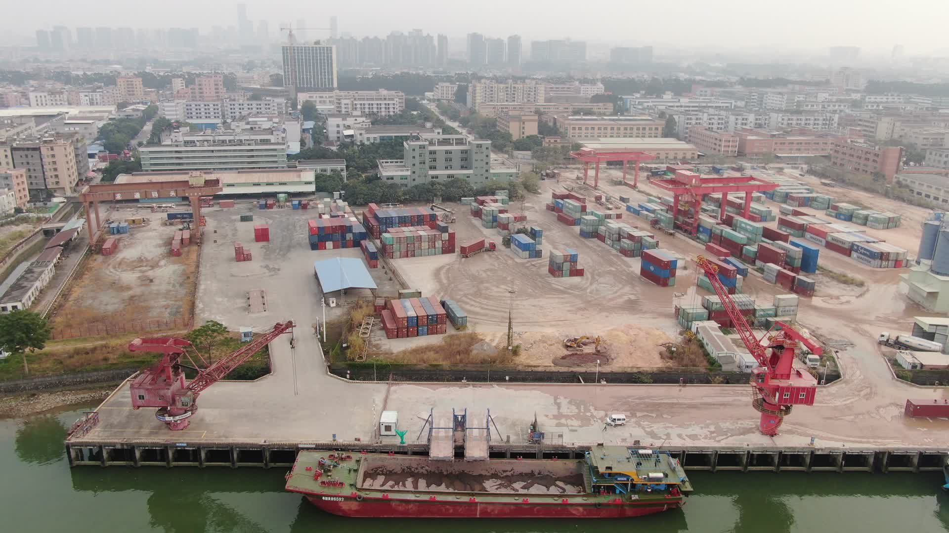 航拍东莞港口码头视频的预览图