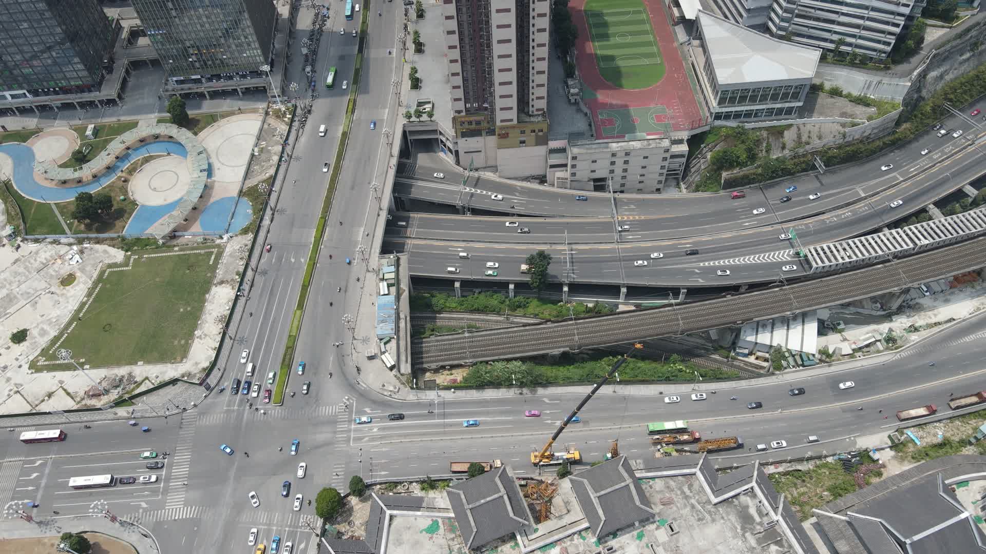 航拍城市大道车辆行驶视频的预览图