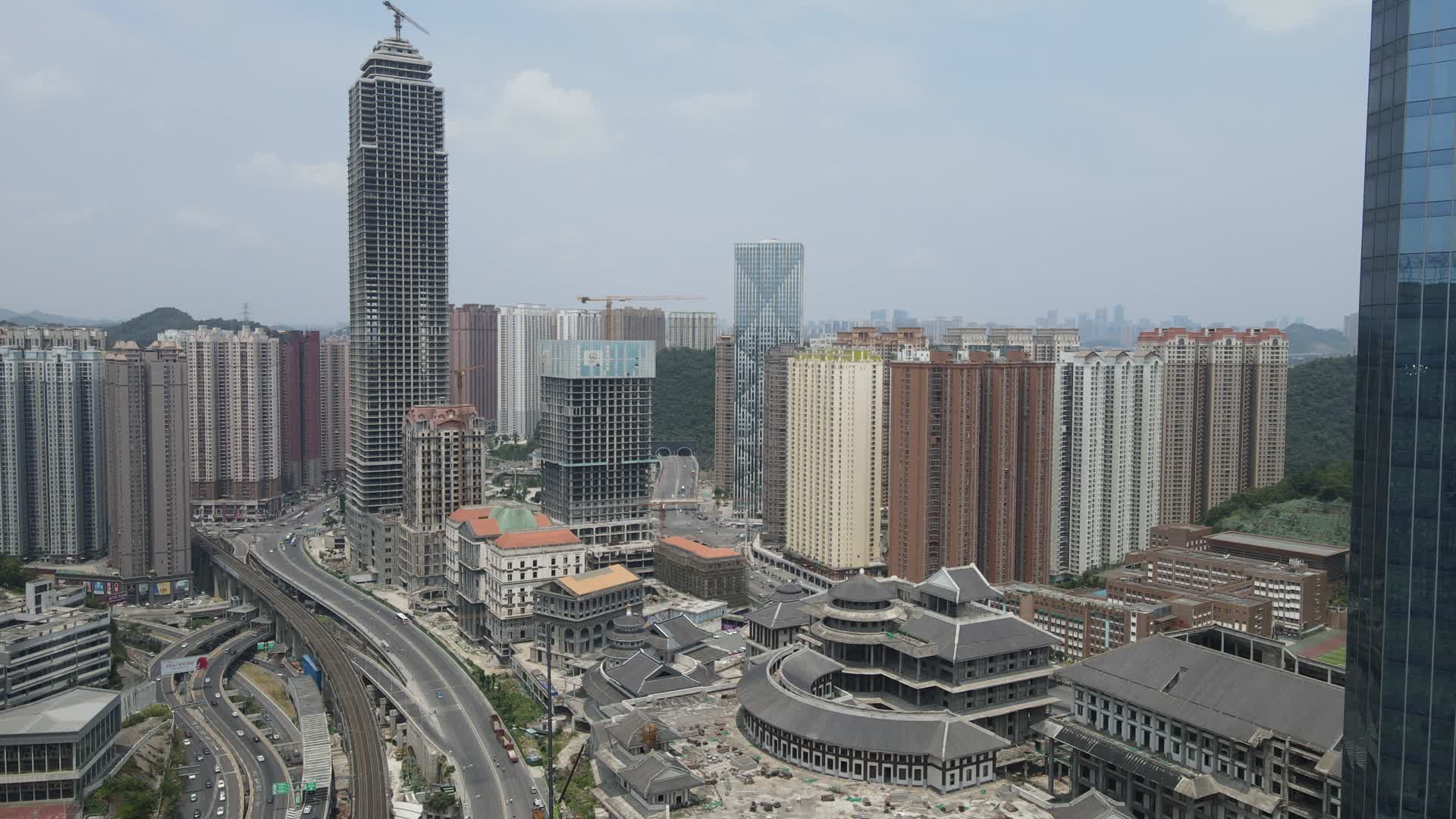 航拍贵州贵阳城市风光花果园密集高楼建筑视频的预览图