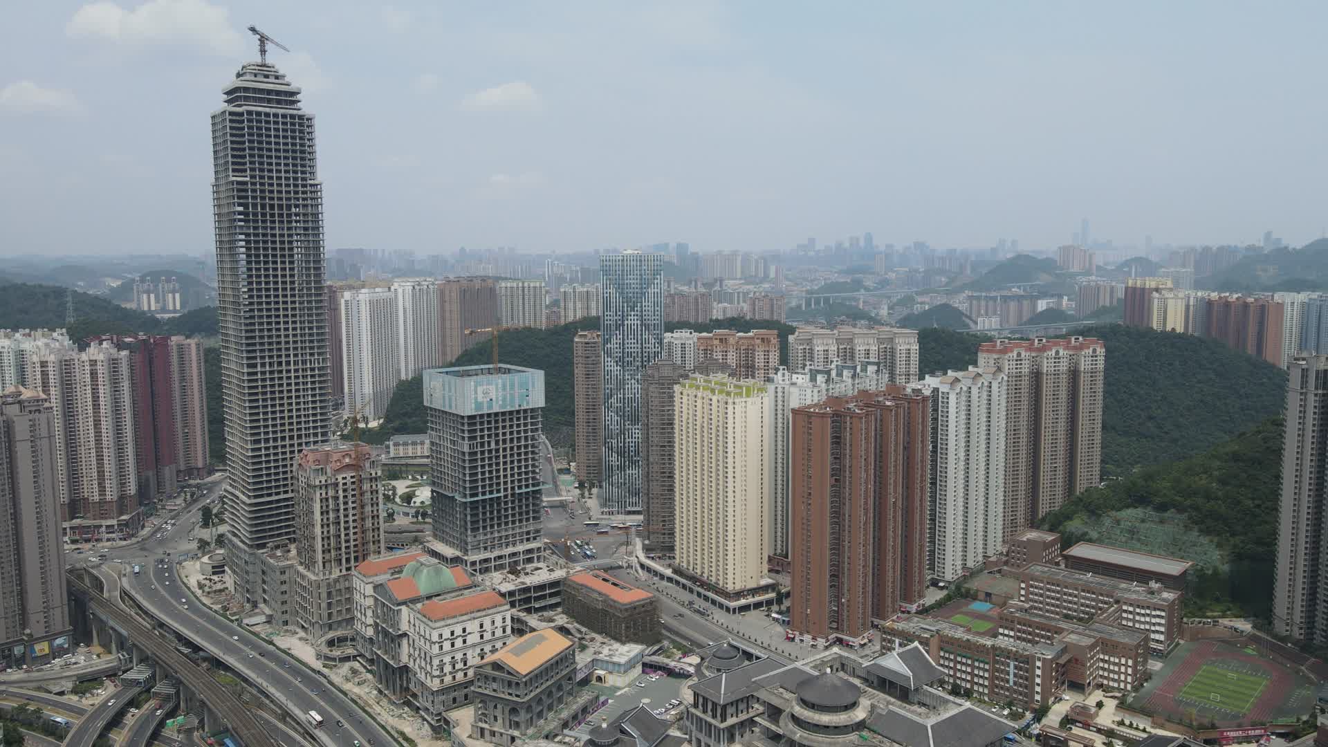 航拍贵州贵阳城市风光花果园密集高楼建筑视频的预览图
