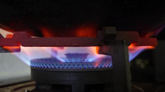 煤气灶天然气点火做饭炉灶视频的预览图