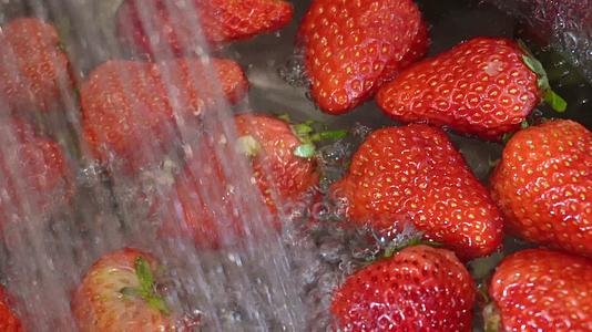 清洗水果草莓吃草莓视频的预览图
