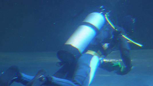 潜水员氧气瓶氧气管海洋作业视频的预览图