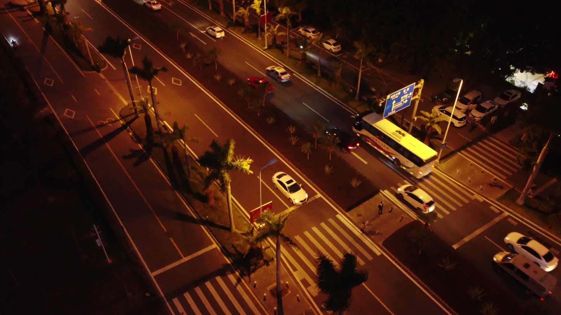 俯拍厦门市街道视频视频的预览图