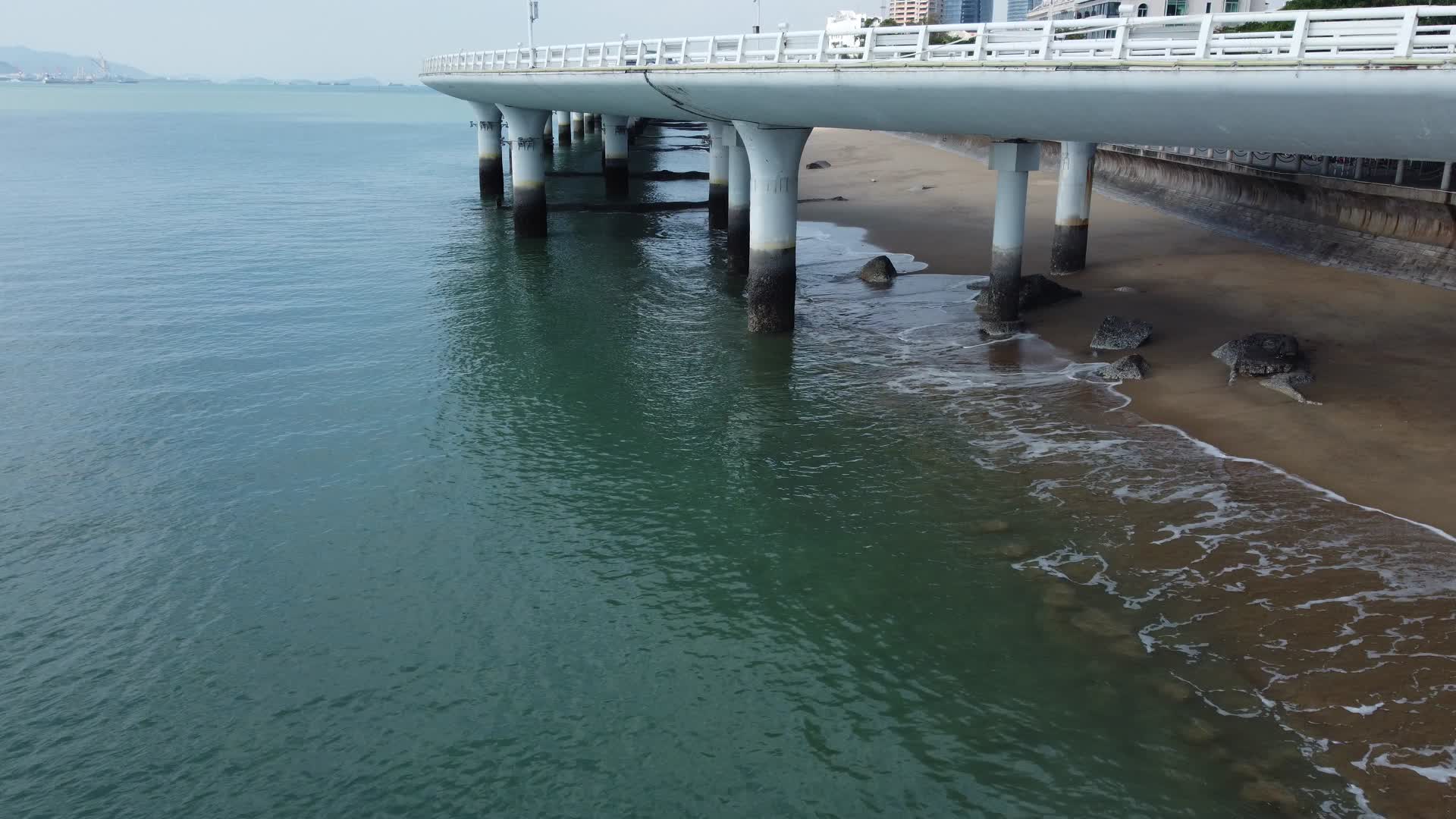 航拍厦门市海边视频视频的预览图