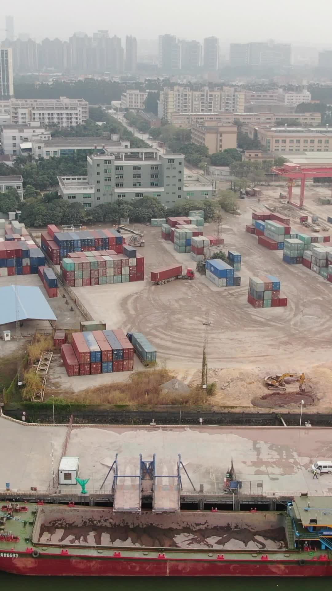 航拍港口码头集装箱竖屏视频的预览图