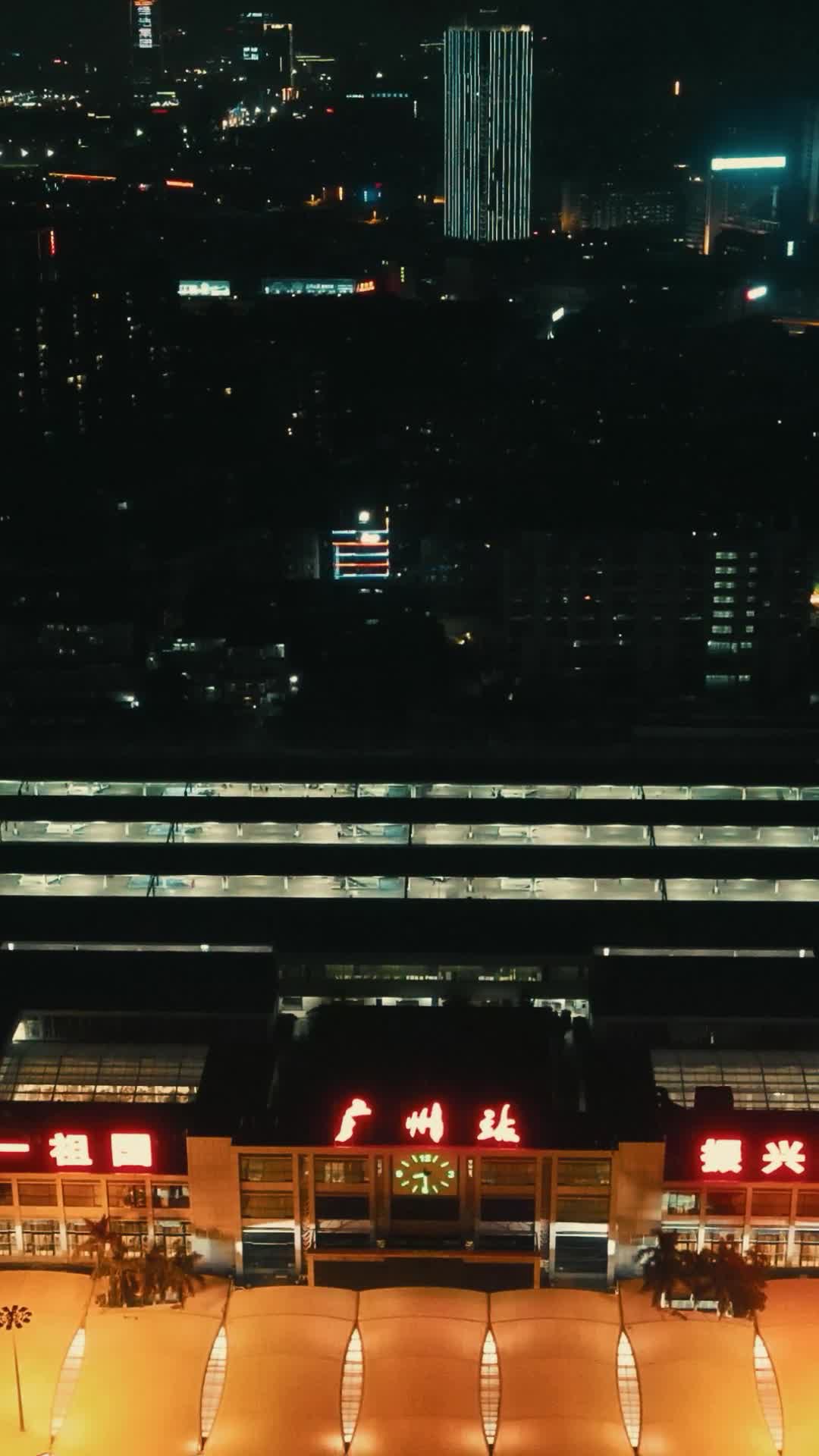 广州火车站夜景竖屏航拍视频的预览图