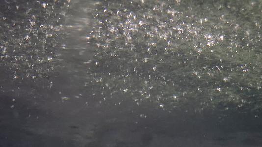 深水水流水波纹泡沫海底视频的预览图