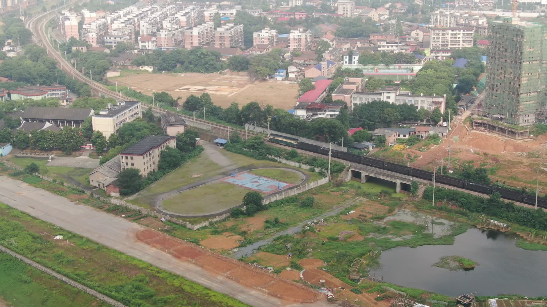湖南衡阳城市风光行驶的火车航拍视频的预览图