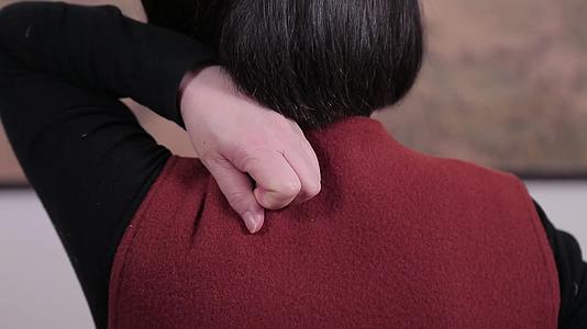背部僵硬腰酸背痛视频的预览图