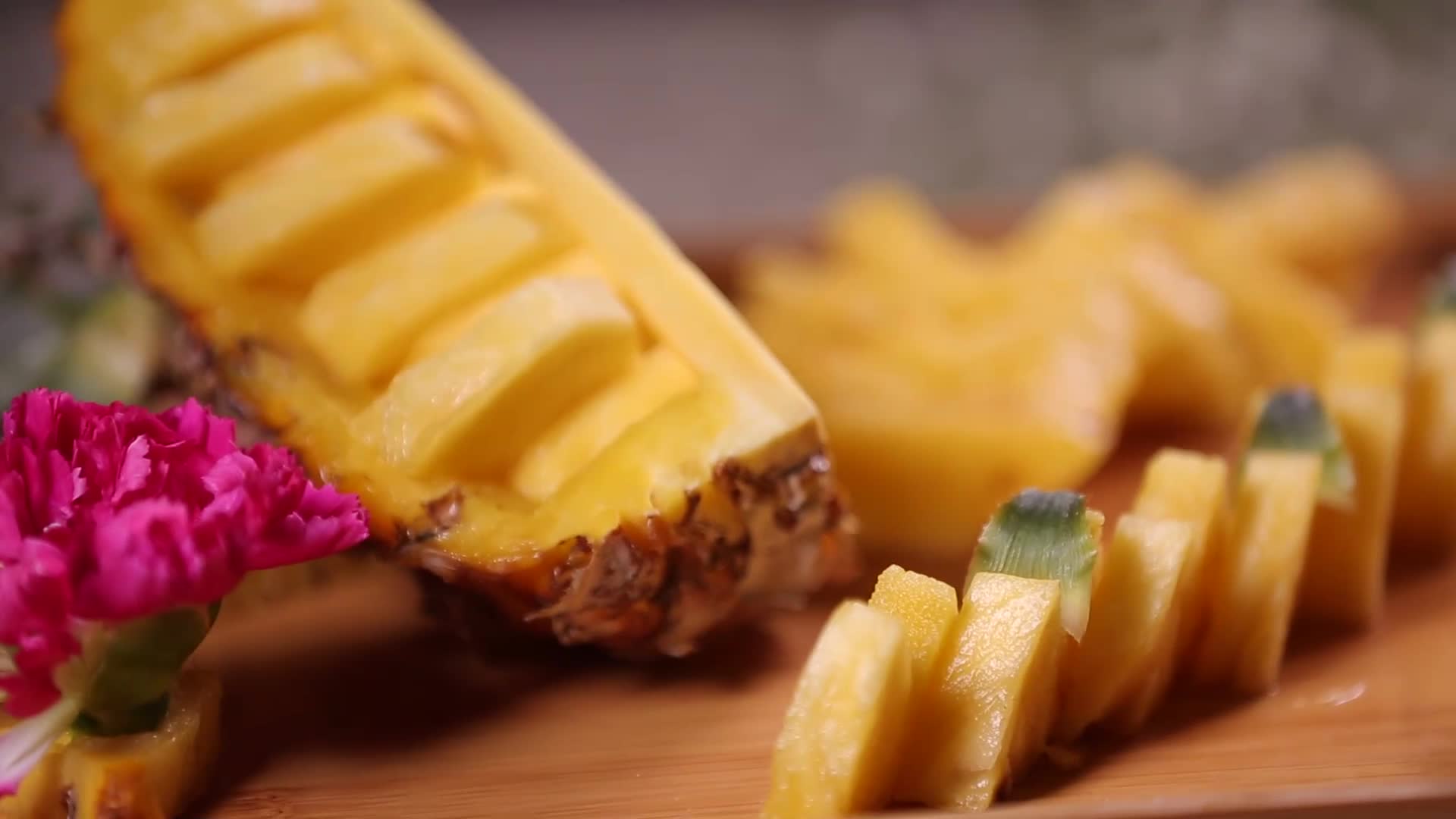 菠萝果肉果盘花式摆盘视频的预览图