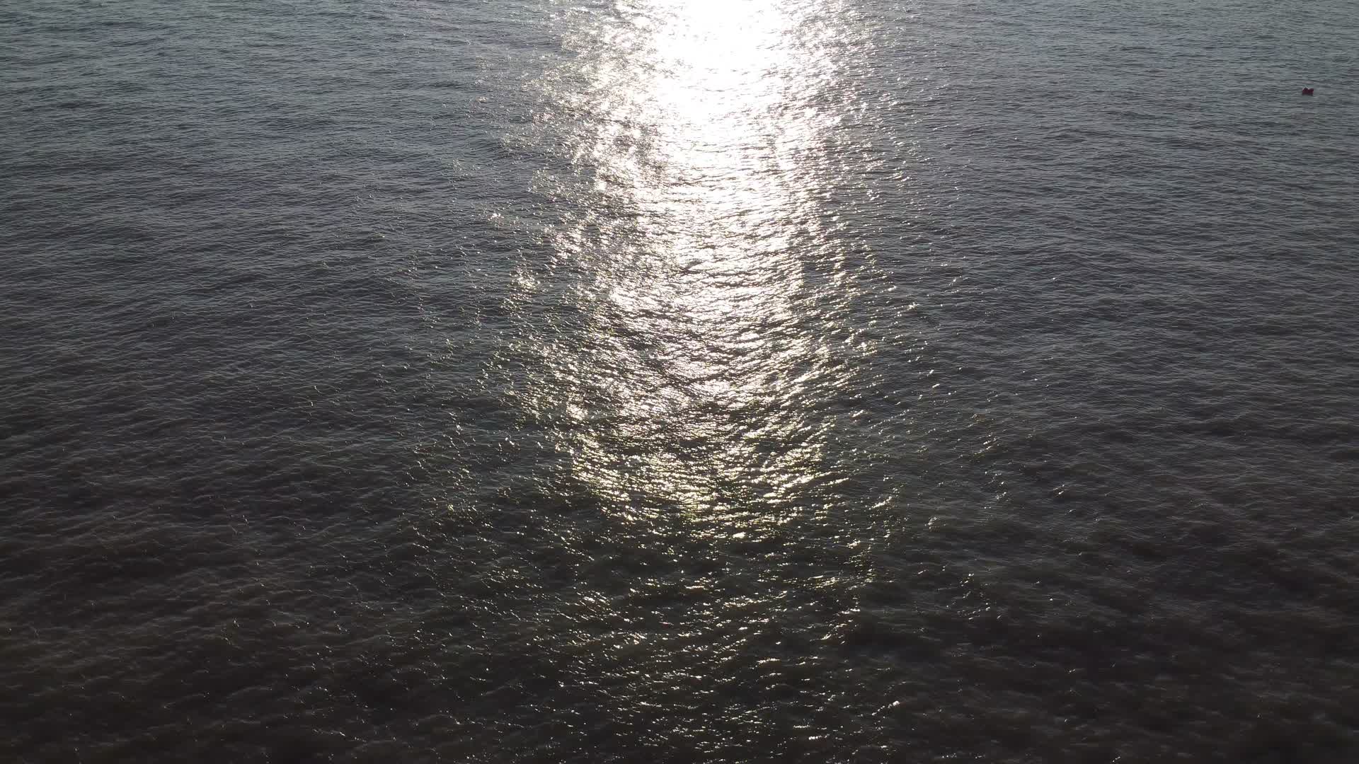 航拍厦门市海面视频视频的预览图