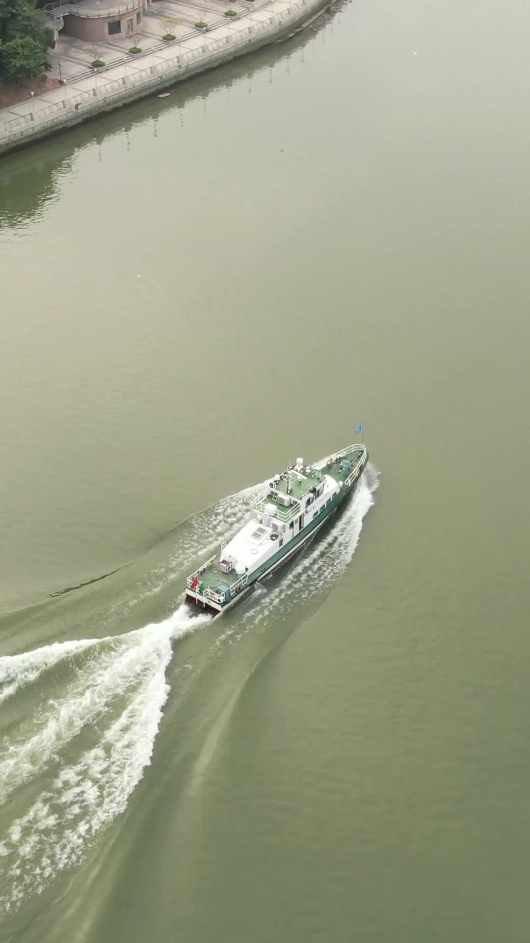 河中行驶快艇竖屏航拍视频的预览图