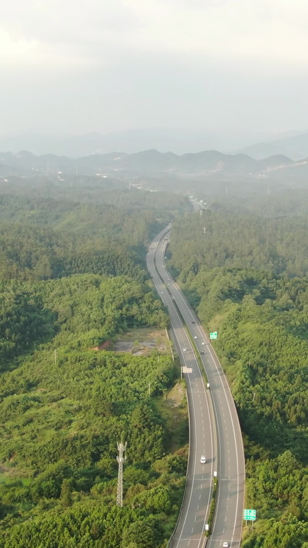 航拍大山森林高速公路视频的预览图