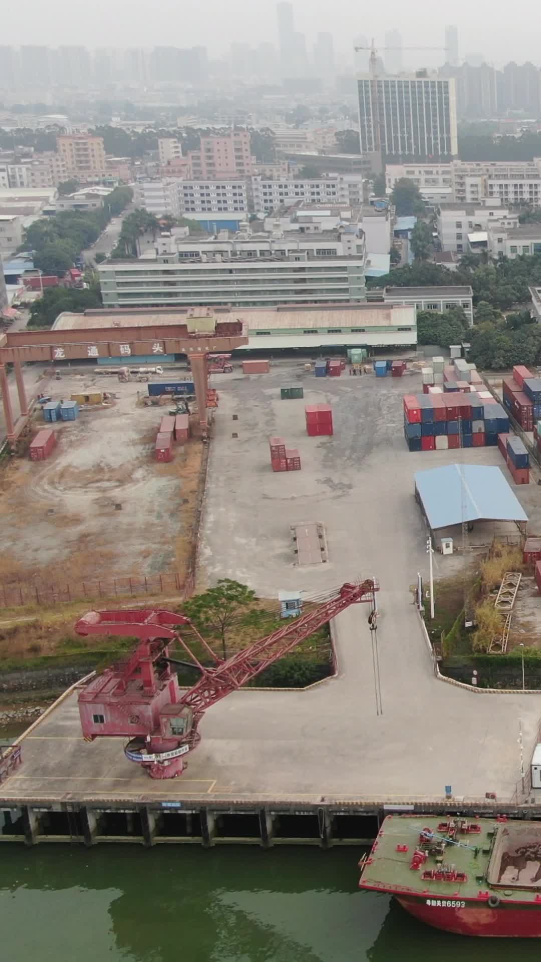航拍码头港口集装箱视频的预览图