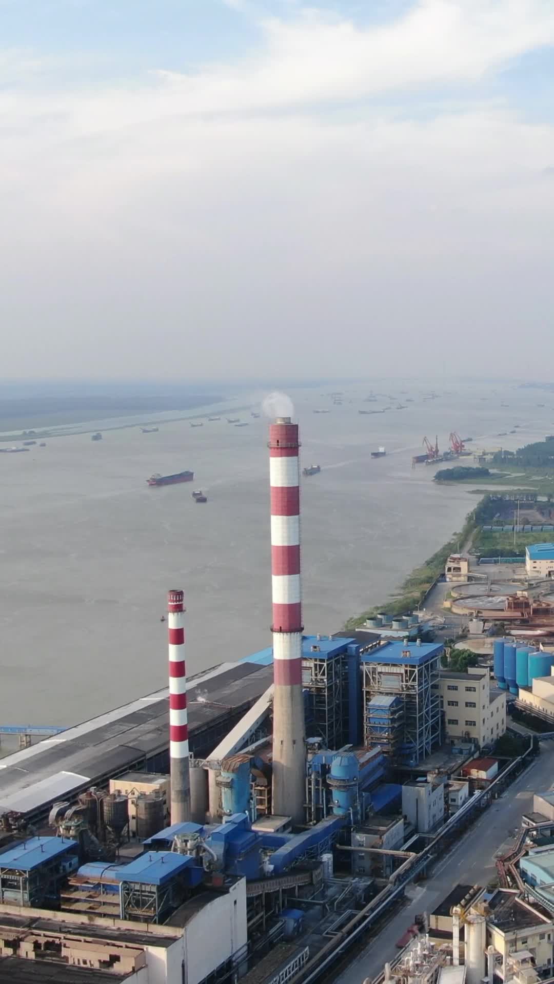 航拍工业生产工厂烟冲视频的预览图